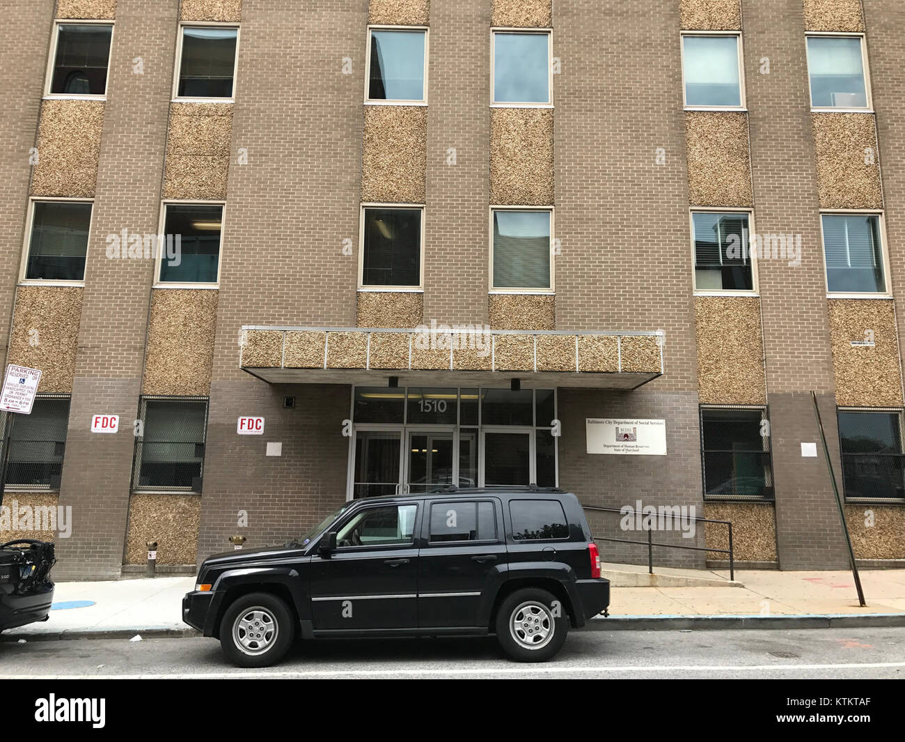 Il Baltimore City Department of Social Services, situato al 1510 di Guilford Avenue, fornisce una gamma di servizi per sostenere il benessere dei residenti. Questi servizi sono essenziali per rispondere alle esigenze sociali e migliorare il benessere della comunità. Foto Stock
