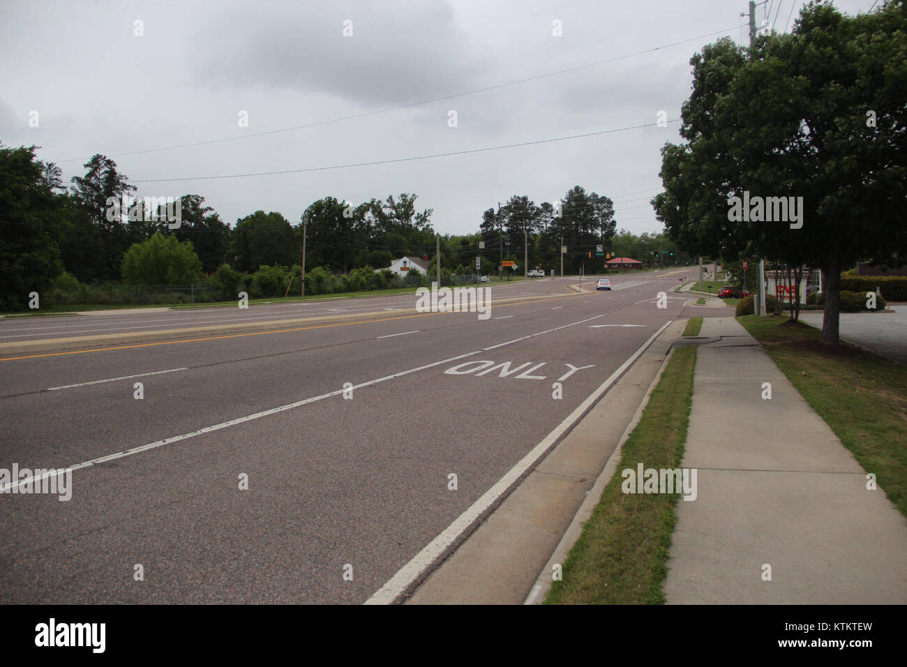 Una fotografia scattata nel maggio 2017 su Baston Road, situata a Martinez, Georgia. Questa immagine cattura l'area residenziale, mostrando il paesaggio suburbano e le caratteristiche architettoniche del roadâ. Foto Stock