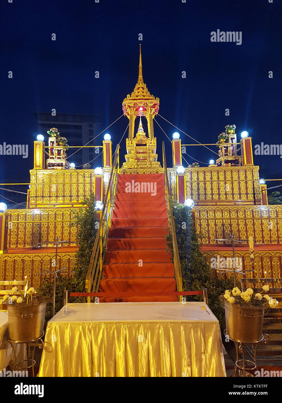 Questa immagine cattura la celebrazione Vesak a Bangkok il 7 maggio 2017, un significativo evento buddista che segna la nascita, l'illuminazione e la morte di Buddha. Rappresenta l'atmosfera vibrante e spirituale dell'evento. Foto Stock
