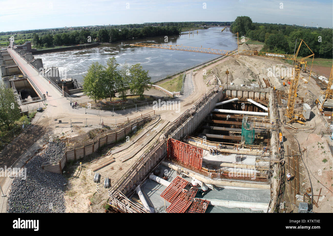 Baustelle Weserkraftwerk si riferisce al cantiere della centrale elettrica di Weser in Germania. L'immagine mostra lo sviluppo di questa importante infrastruttura industriale nel contesto della produzione di energia e dello sviluppo regionale. Foto Stock