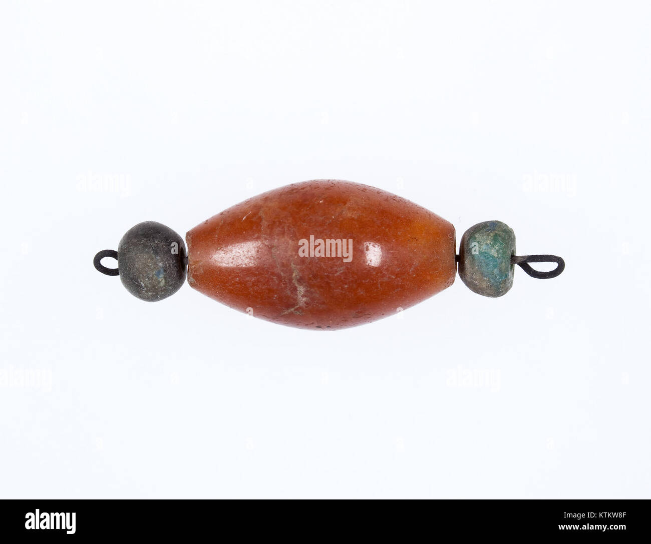 Questo antico ornamento di perle egiziane, appartenente alla tomba di Hapiankhtifi, è un manufatto significativo esposto al Metropolitan Museum of Art Il suo design intricato riflette l'artigianato dell'antico Egitto. Foto Stock