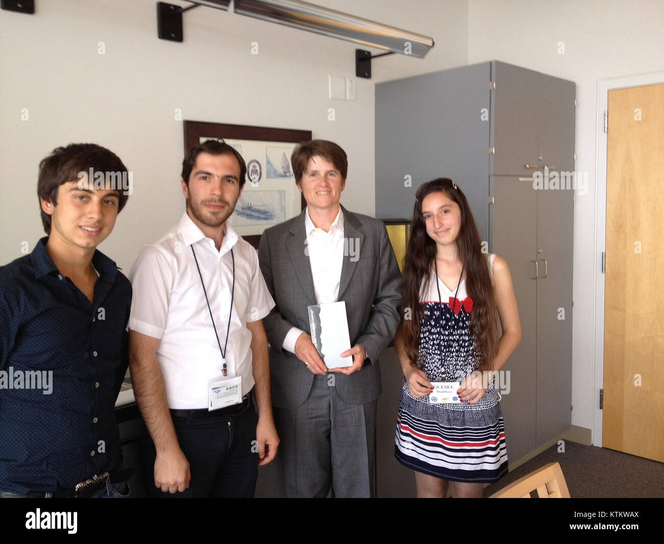 Questa foto cattura gli studenti azeri che visitano un luogo sconosciuto nel settembre 2012. La visita mette in evidenza lo scambio culturale e le relazioni internazionali, riflettendo la collaborazione accademica tra i paesi. Foto Stock