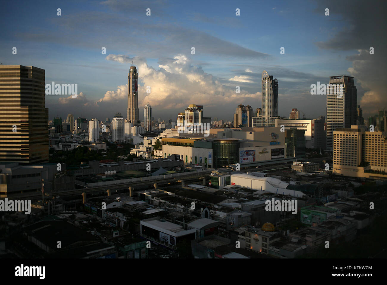 L'area di Siam Pathumwan a Bangkok è conosciuta per il suo vibrante paesaggio urbano, caratterizzato da vivaci centri commerciali, monumenti culturali e un mix di architettura moderna e tradizionale. E' uno dei quartieri piu' popolari della citta' sia per la gente del posto che per i turisti, offrendo un mix di commercio, cultura e intrattenimento. Foto Stock