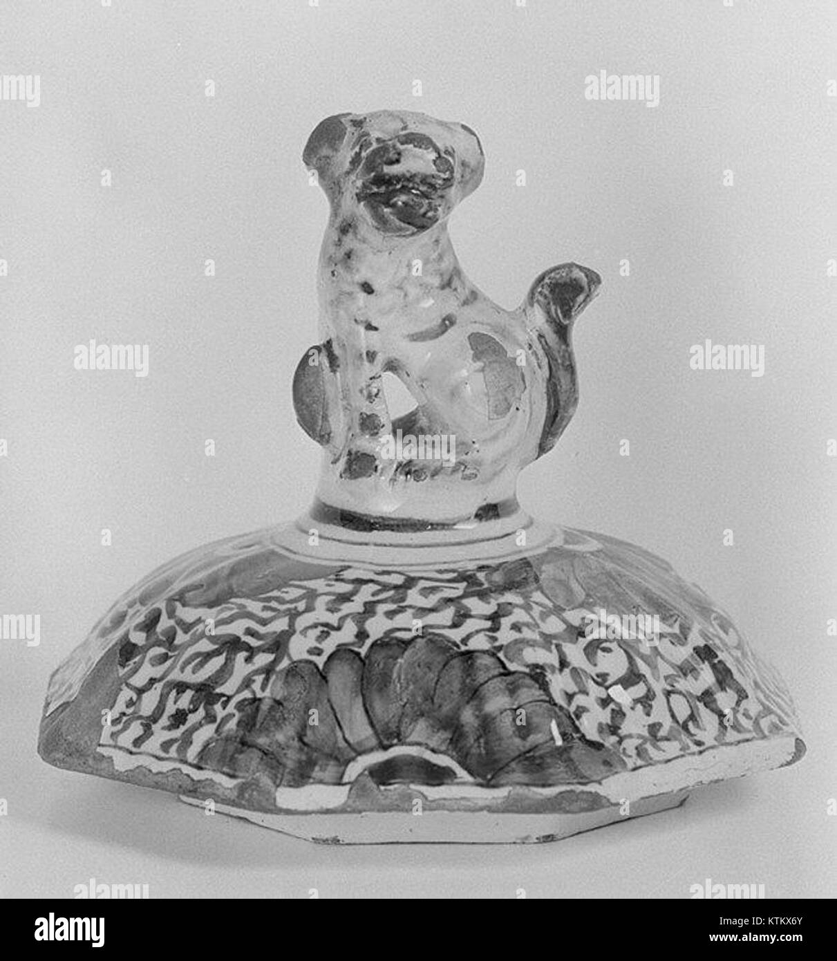 Questo bicchiere con coperchio, parte di un mobile, è un pezzo decorativo e funzionale di porcellana, catalogato con il numero MET 1120028, che mostra la raffinata maestria artigianale. Foto Stock Questo bicchiere con coperchio, parte di un mobile, è un pezzo decorativo e funzionale di porcellana, catalogato con il numero MET 1120028, che mostra la raffinata maestria artigianale. Foto Stock