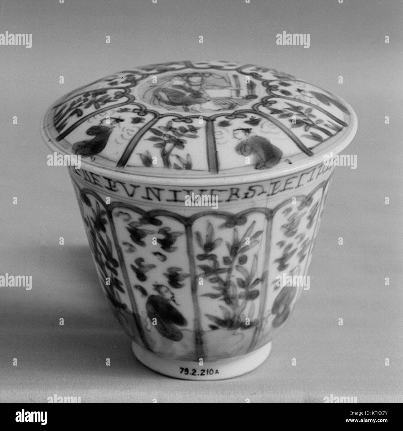Questo bicchiere, con coperchio e piattino, fa parte della collezione del Metropolitan Museum of Art E' un esempio finemente artigianale di arte ceramica d'epoca, che mostra un design intricato e artigianato storico. Foto Stock Questo bicchiere, con coperchio e piattino, fa parte della collezione del Metropolitan Museum of Art E' un esempio finemente artigianale di arte ceramica d'epoca, che mostra un design intricato e artigianato storico. Foto Stock