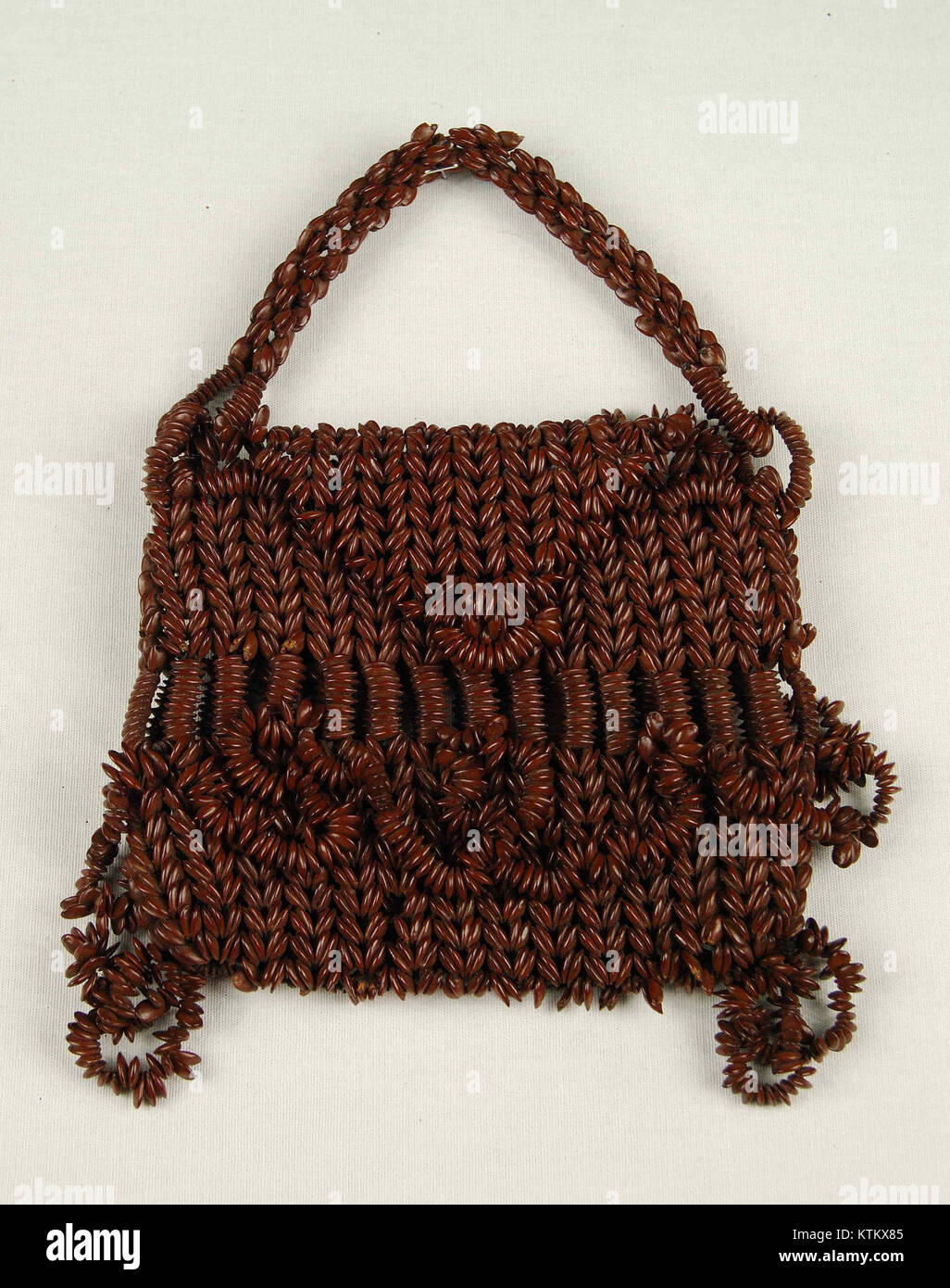 Questa borsa, indicata come MET CP604 CP21, fa parte di una collezione del Metropolitan Museum of Art Si tratta di un artefatto significativo, probabilmente legato alla storia della moda o alle tendenze del design dal momento in cui è stato creato. Foto Stock