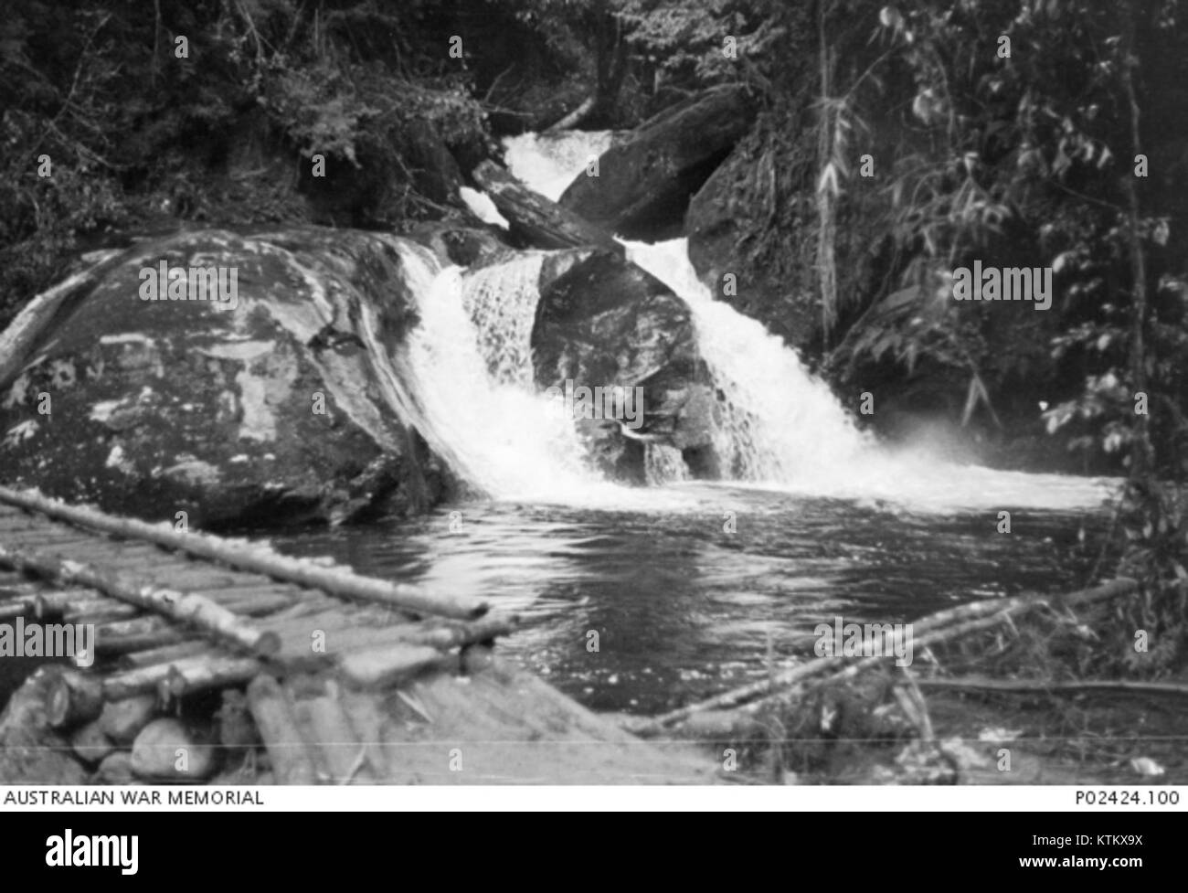 Un'immagine storica catturata al primo attraversamento di Eora Creek, a nord di Myola, che documenta un momento importante nella storia militare ed esplorativa dell'Australia. La fotografia evidenzia il significato di questo attraversamento durante le operazioni militari nella regione. Foto Stock