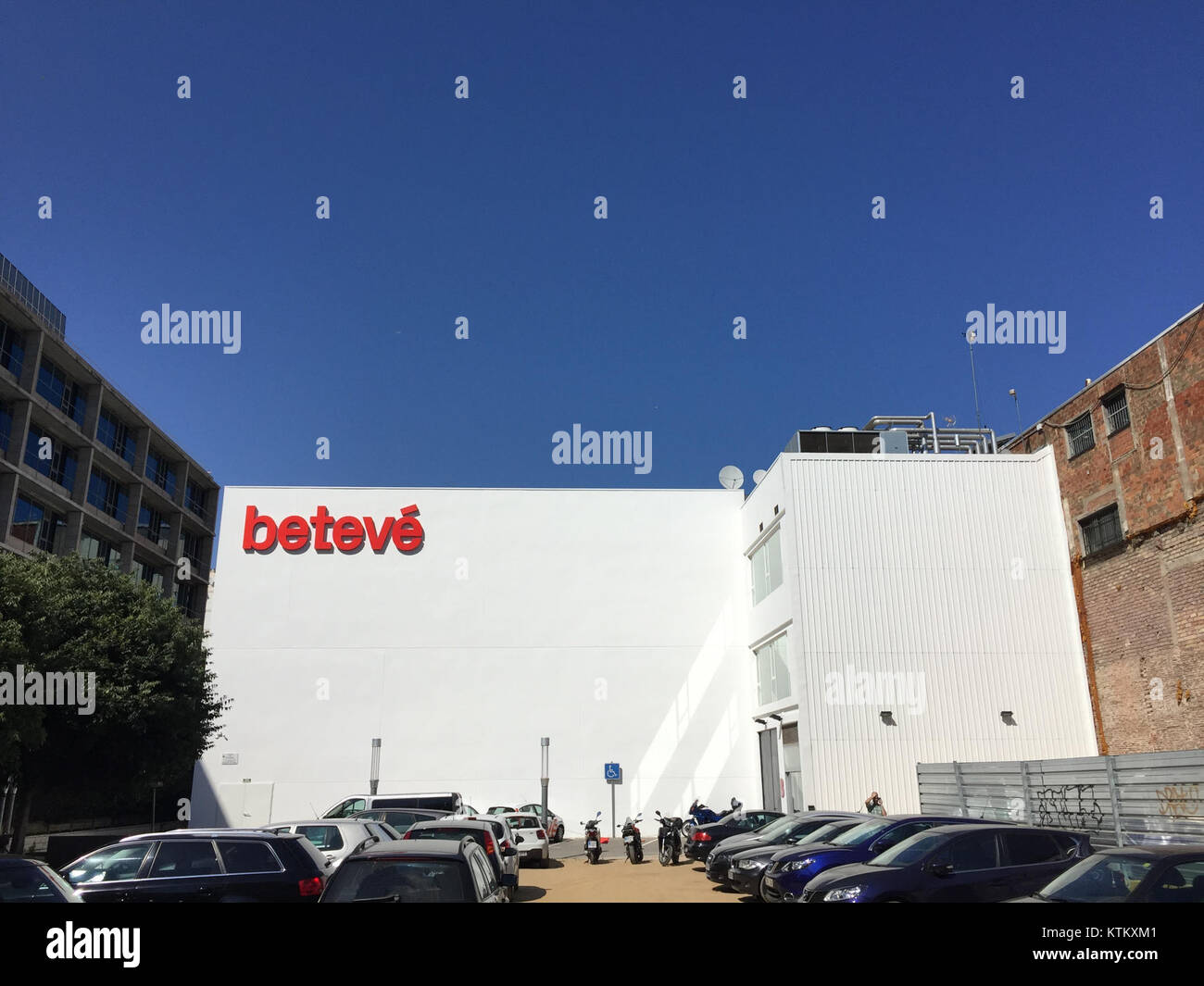 Questa immagine si riferisce agli edifici catturati in una fotografia del 2017, che probabilmente rappresentano lo sviluppo urbano o l'architettura. Per espandere la descrizione, sarebbe necessario un ulteriore contesto sulla posizione specifica o sugli stili architettonici. Foto Stock