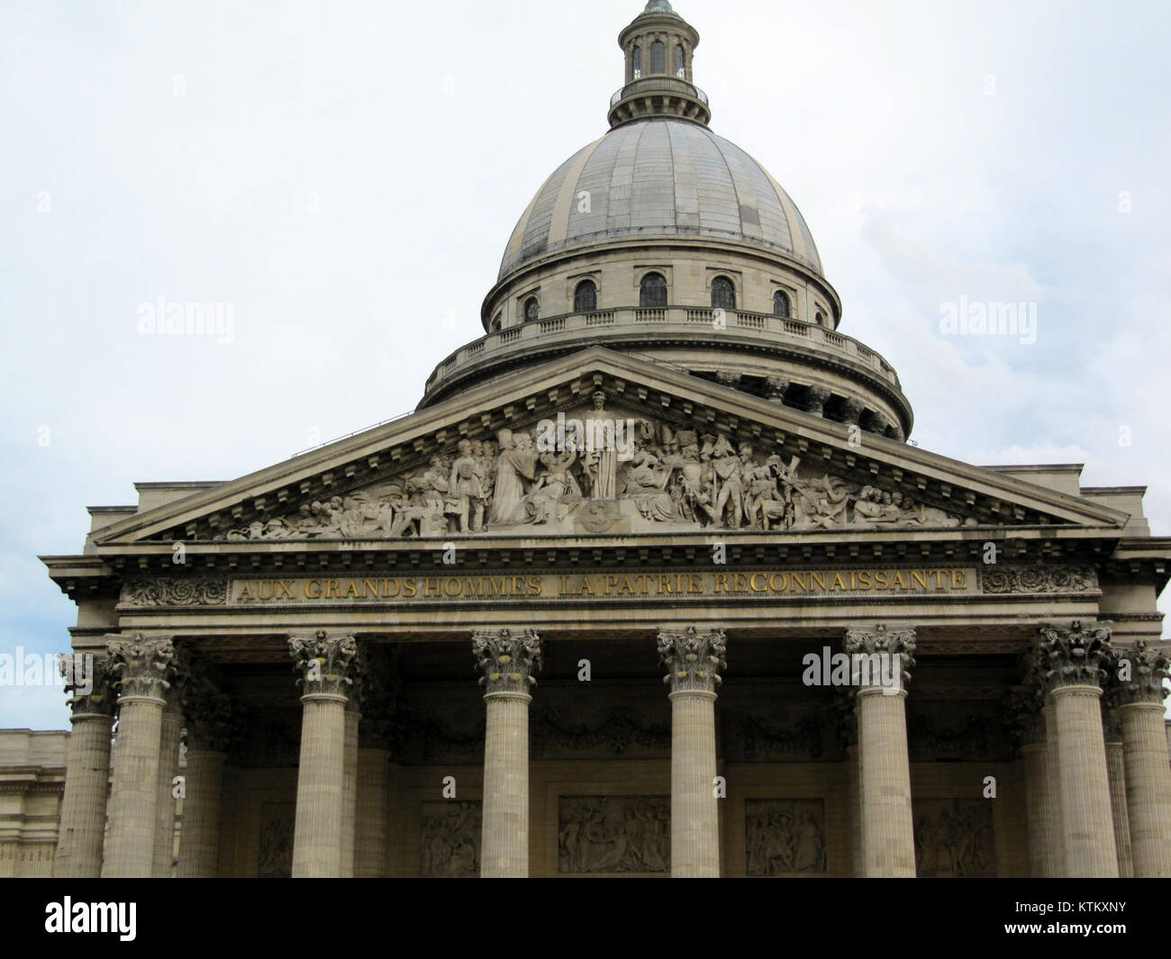 "AUX grands Hommes" è una frase francese che significa "ai grandi uomini". È spesso usato come un'iscrizione o dedica che onora individui notevoli per i loro contributi o risultati. Foto Stock