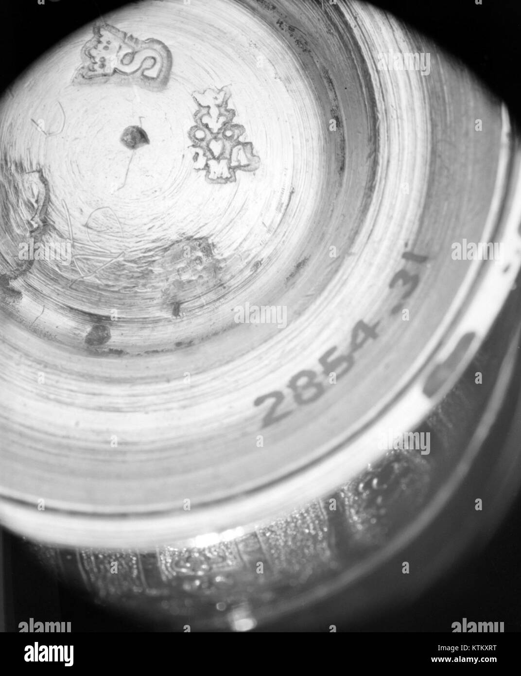 Il Beaker MET 146635 è un'antica nave in ceramica ospitata al Metropolitan Museum of Art Risalente al periodo preistorico, il bicchiere mostra i primi lavori di artigianato umano ed è significativo per il suo design, che riflette le prime tecniche di ceramica e le pratiche culturali. Foto Stock