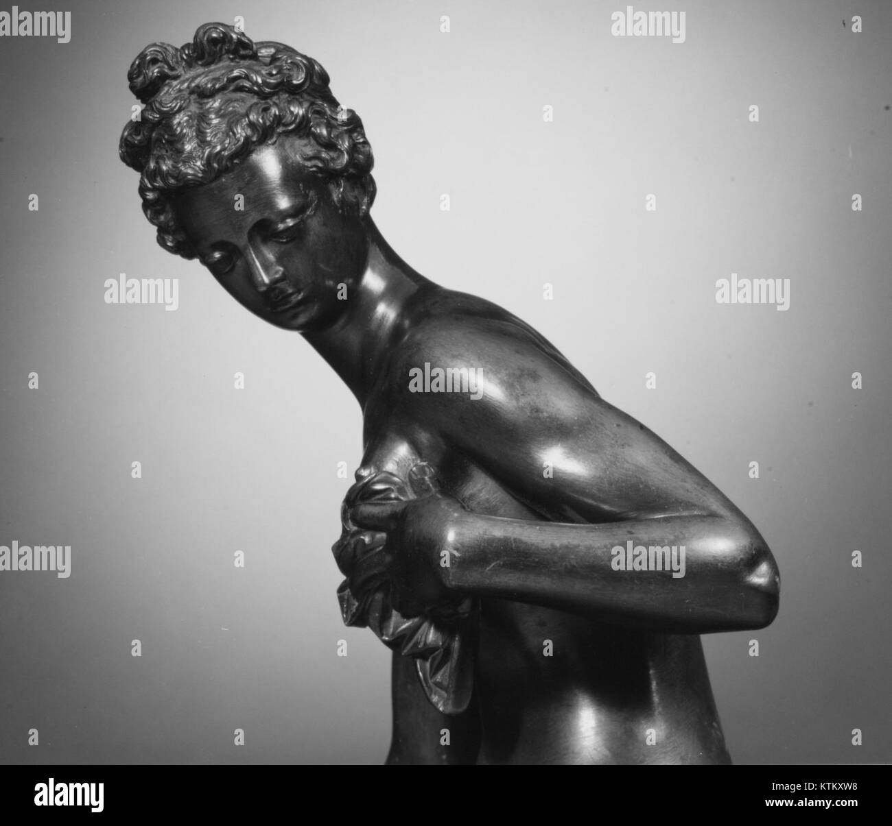 La Venere da bagno, ospitata al Metropolitan Museum of Art (MET), è una scultura classica che riflette l'antica tradizione di raffigurare Venere, la dea romana dell'amore e della bellezza. Questa opera esemplifica la bellezza idealizzata dell'arte antica. Foto Stock