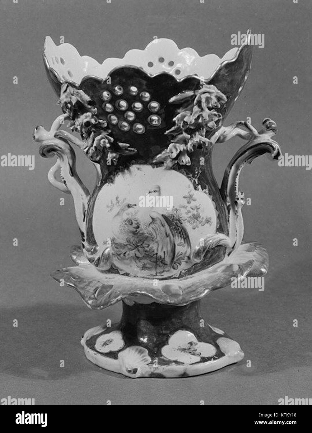 Questo becher, parte di un guardaroba, è esposto al Metropolitan Museum of Art Si tratta di un bell'esempio di arte decorativa, tipicamente usata come parte di un set in ambienti aristocratici europei del XVII secolo. Foto Stock Questo becher, parte di un guardaroba, è esposto al Metropolitan Museum of Art Si tratta di un bell'esempio di arte decorativa, tipicamente usata come parte di un set in ambienti aristocratici europei del XVII secolo. Foto Stock