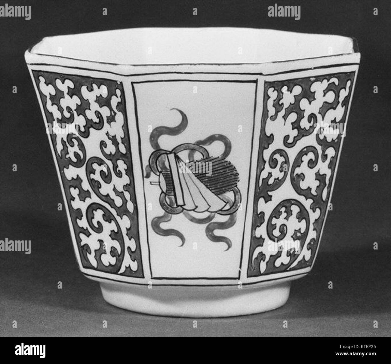 Un bicchiere e un piattino della collezione del Metropolitan Museum of Art, datato al XVIII secolo, che mostra la raffinata artigianalità e il design decorativo tipico del periodo. Foto Stock Un bicchiere e un piattino della collezione del Metropolitan Museum of Art, datato al XVIII secolo, che mostra la raffinata artigianalità e il design decorativo tipico del periodo. Foto Stock