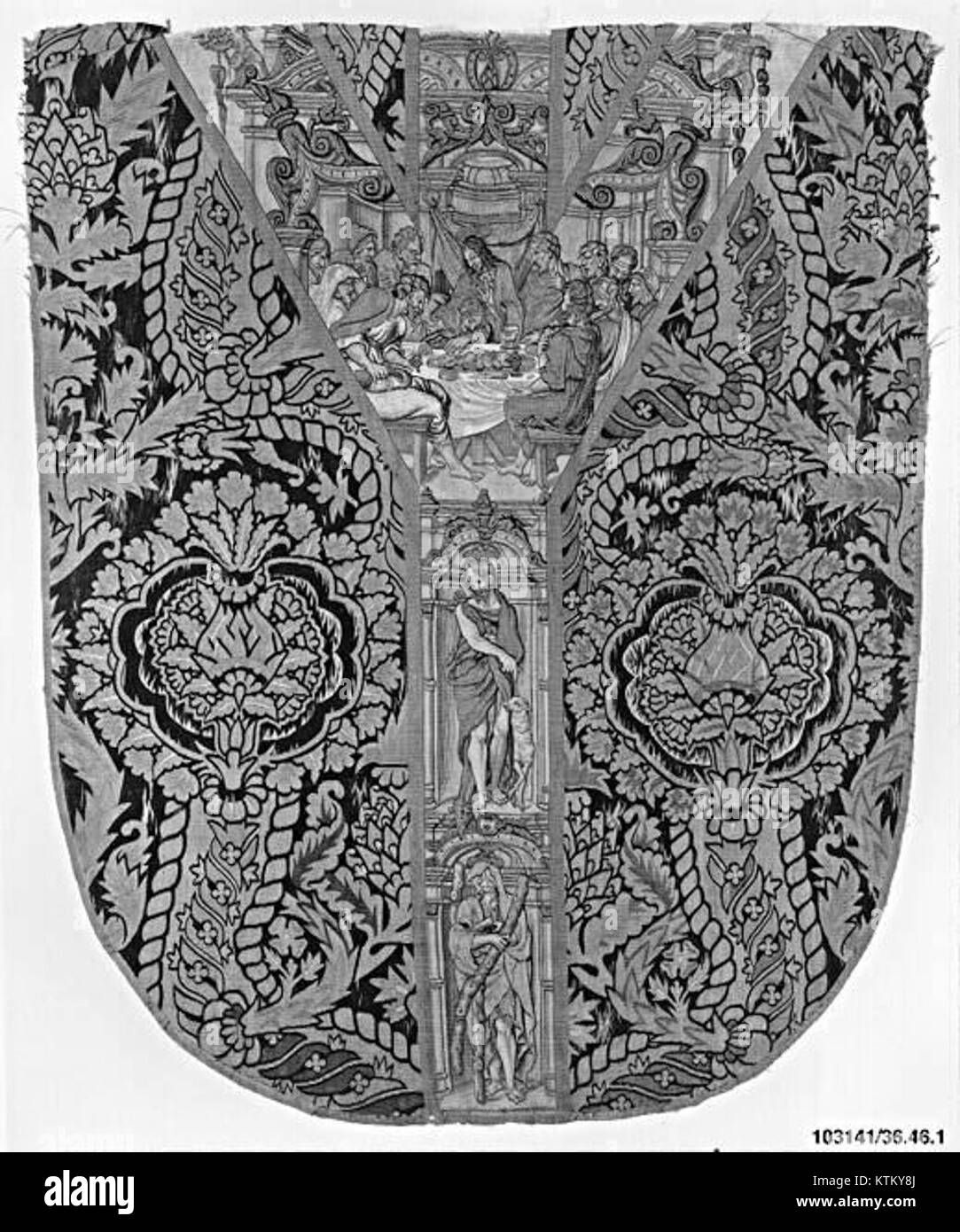 La parte posteriore di un chasuble, un indumento liturgico indossato nelle funzioni religiose cristiane, esposto nella collezione MET, che ne mette in risalto il design e l'artigianalità. Foto Stock