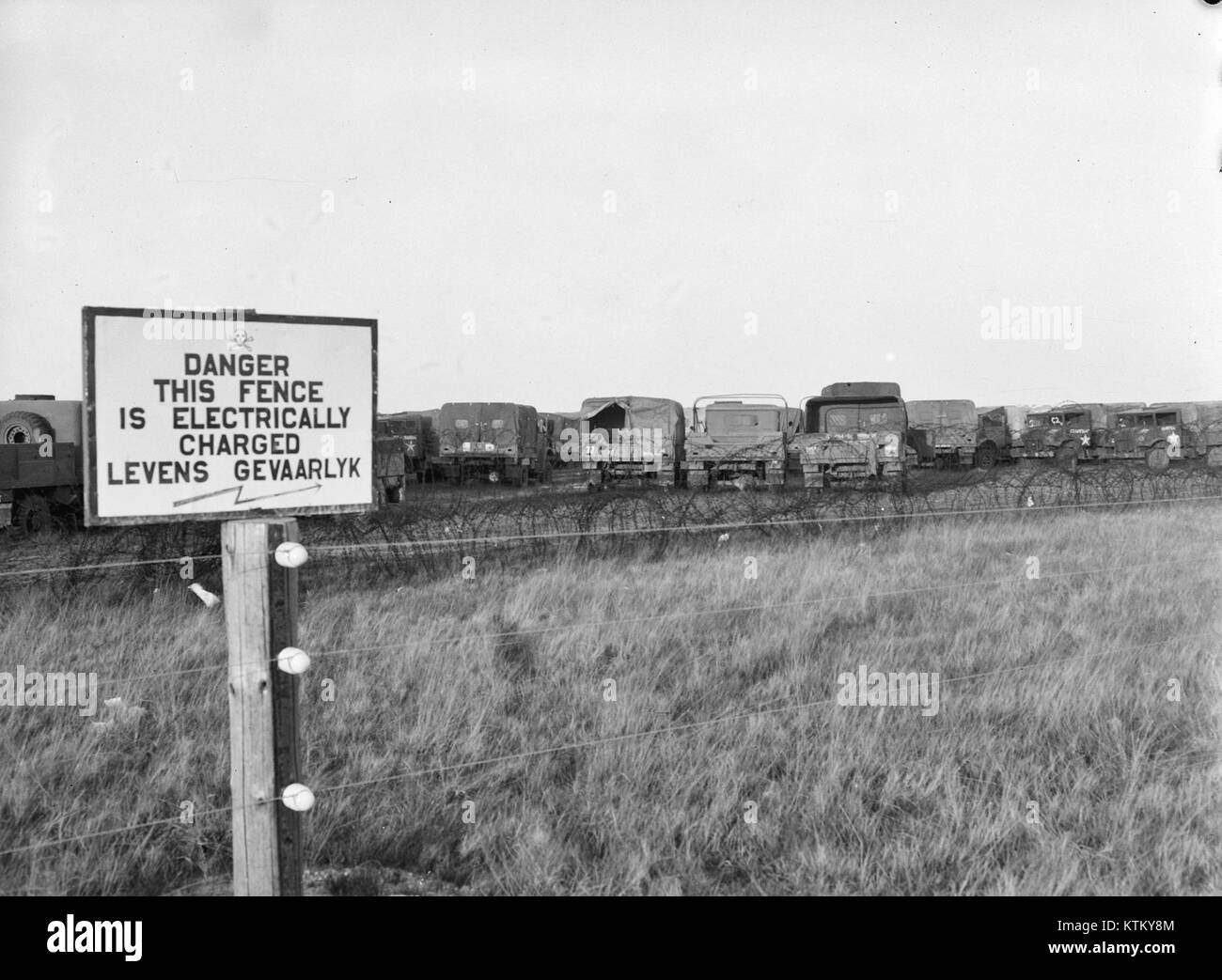 Questa immagine dagli archivi olandesi mostra un autoscarico (sito di smaltimento dei veicoli) vicino a Deelen, Paesi Bassi. Il record di archivio, Bestanddeelnr 901 7943, fornisce informazioni sulla storia operativa del sito e sul suo ruolo nello smaltimento e nel riciclaggio dei veicoli nella regione. Foto Stock