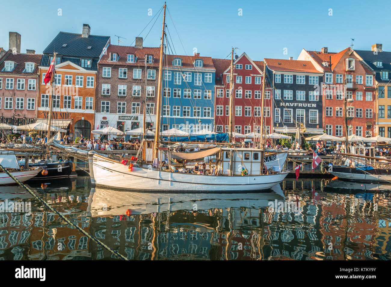 Barche a Nyhavn a Copenaghen Foto Stock