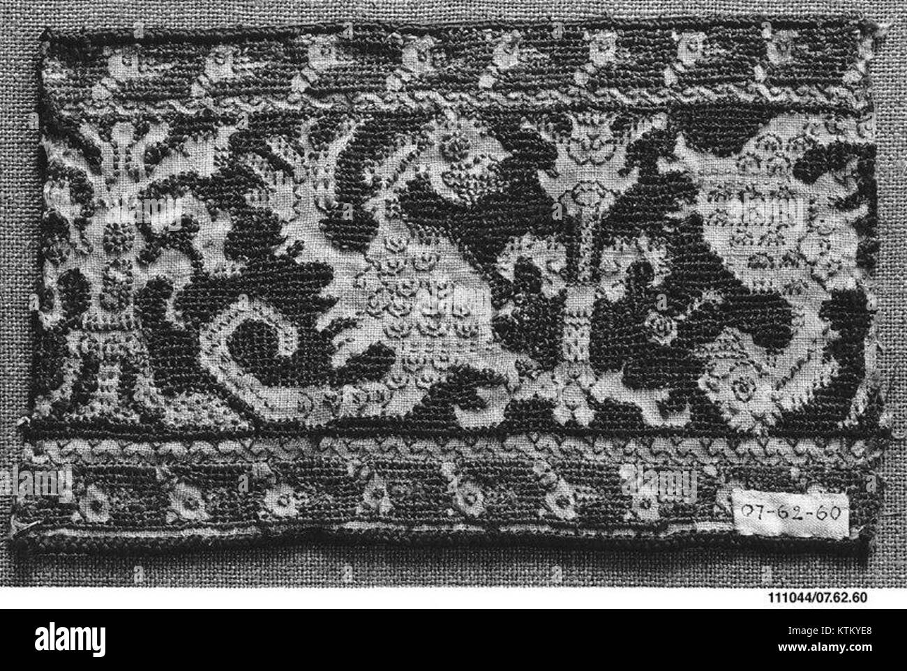 La Band MET 111044 si riferisce ad un oggetto o manufatto catalogato dal Metropolitan Museum of Art Può rappresentare una banda musicale o un oggetto relativo alla storia della musica, conservato a fini educativi. Foto Stock