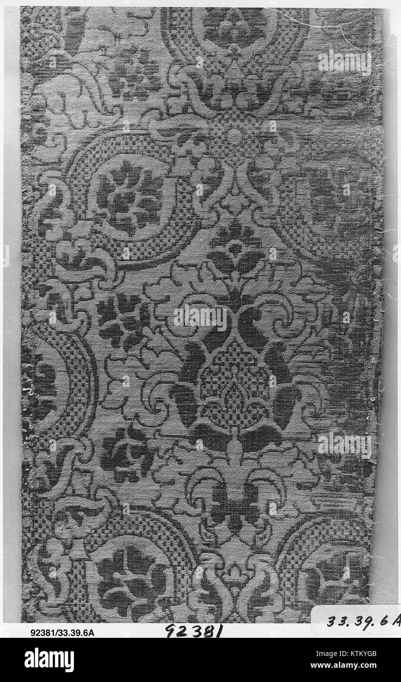 La parte posteriore di un chasuble, parte della collezione del Metropolitan Museum of Art, rappresenta un intricato design di abbigliamento religioso. Questo particolare chasuble mette in mostra l'artigianato storico nell'abbigliamento liturgico. Foto Stock