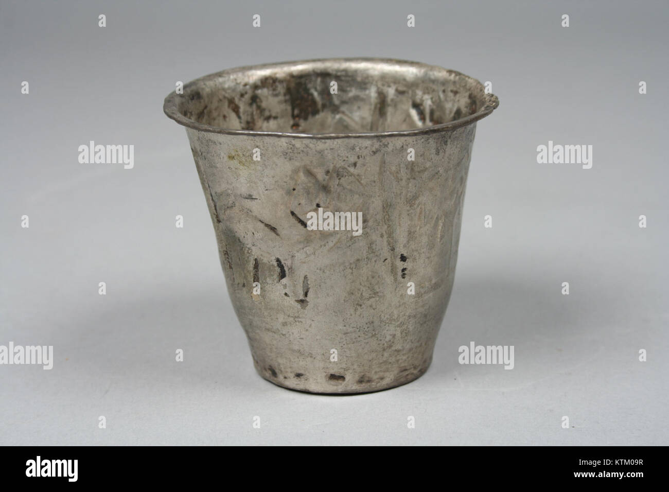 Un manufatto del Metropolitan Museum of Art, Beaker MET 87.27.1 b è un esempio di antica artigianato, che mostra design e tecniche di un periodo storico specifico. Foto Stock