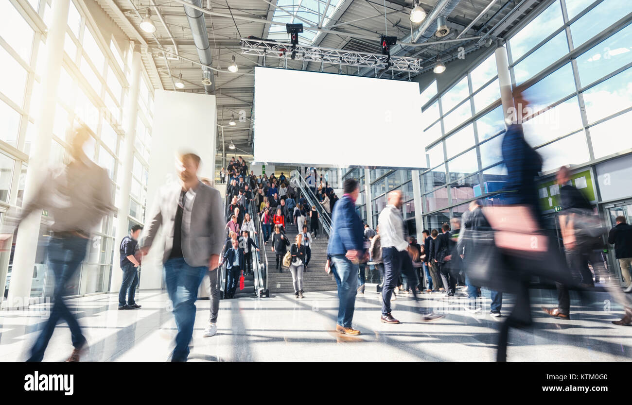 La gente di affari a piedi a una fiera Ingresso comprensivo di banner per copiare lo spazio . ideale per siti Web e riviste formati Foto Stock