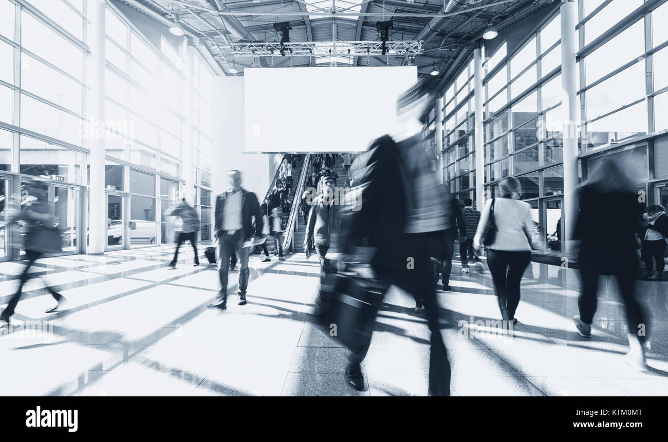 Sfumata la gente di affari in fretta ad una fiera commerciale Foto Stock