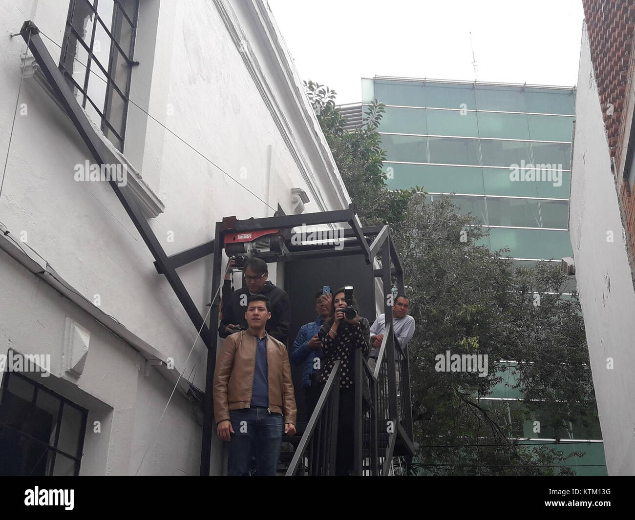 Questa immagine del backstage è stata scattata durante il World Wrestling Championship (WWC) 2017, mostrando atleti e personale che si preparavano per la foto di gruppo, catturando un momento di azione dietro le quinte. Foto Stock