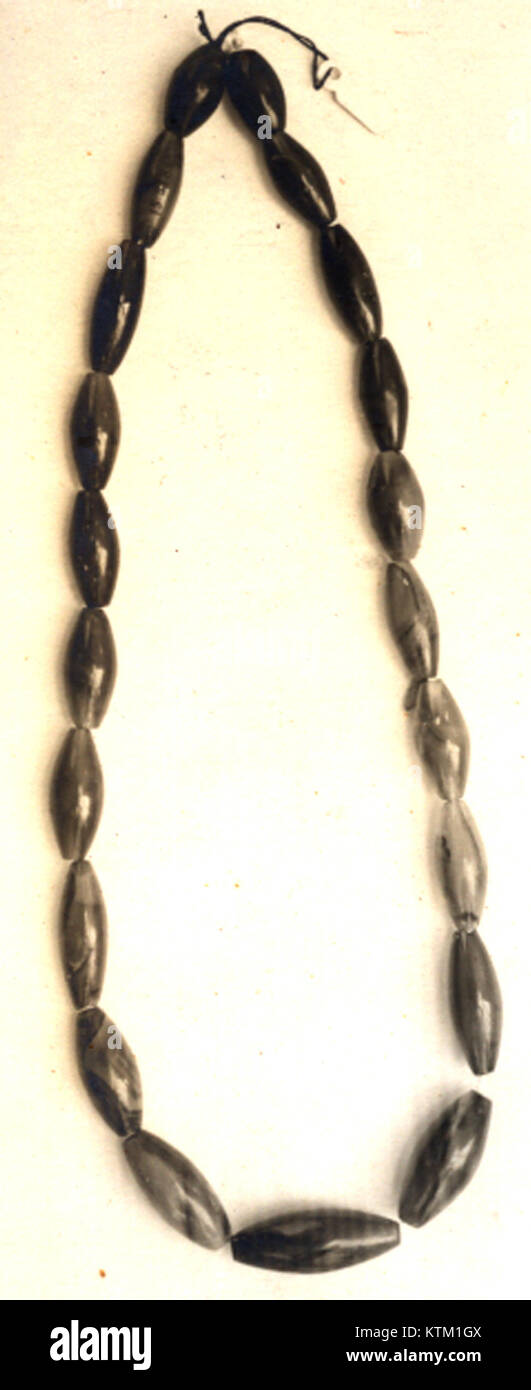 Questa immagine mostra una serie di perline, parte di una collezione storica del Metropolitan Museum of Art Le perle rappresentano pratiche di ornamento tradizionali in diverse culture e sono notevoli per la loro maestria e il design. Foto Stock