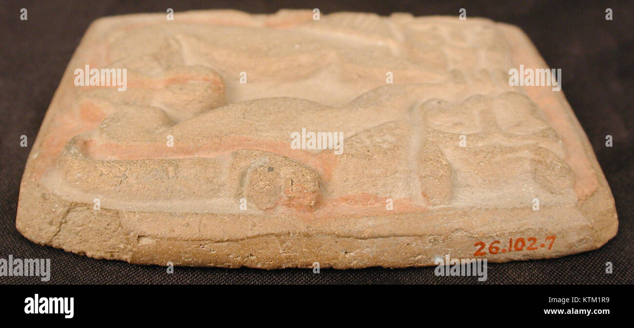 Il raschietto da bagno, MET wb 26.102.7d, è uno strumento storico progettato per l'uso nel bagno, che riflette le pratiche di igiene nelle antiche culture. È dotato di una superficie liscia per la raschiatura, utilizzata per rimuovere oli o sporcizia dalla pelle. L'oggetto è realizzato con materiali resistenti e mette in mostra la maestria artigianale tipica del periodo. Foto Stock