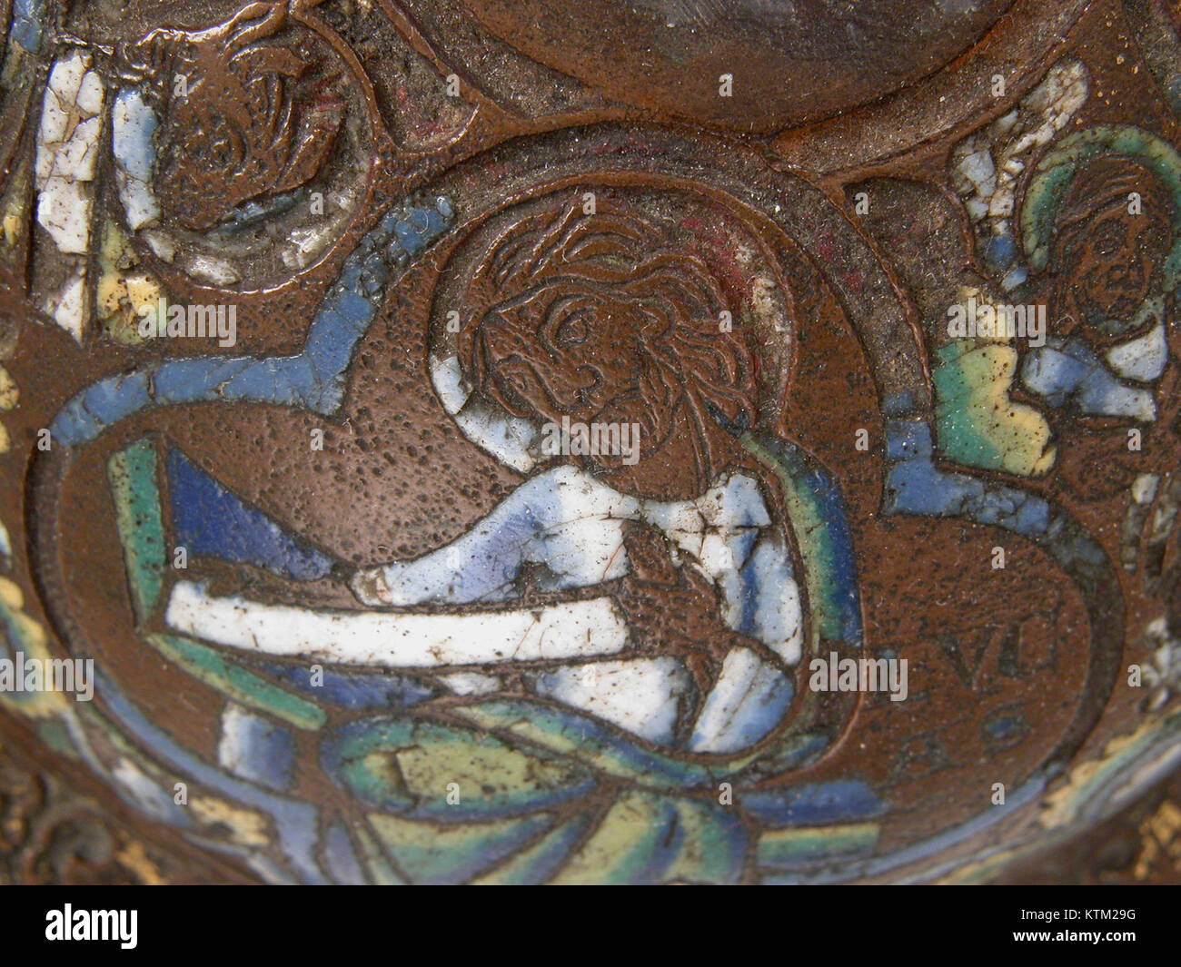 La base di una croce d'altare raffigurante i quattro evangelisti e i loro simboli è un importante manufatto religioso. La croce presenta un'iconografia dettagliata, che rappresenta gli evangelisti Matteo, Marco, Luca e Giovanni. Foto Stock