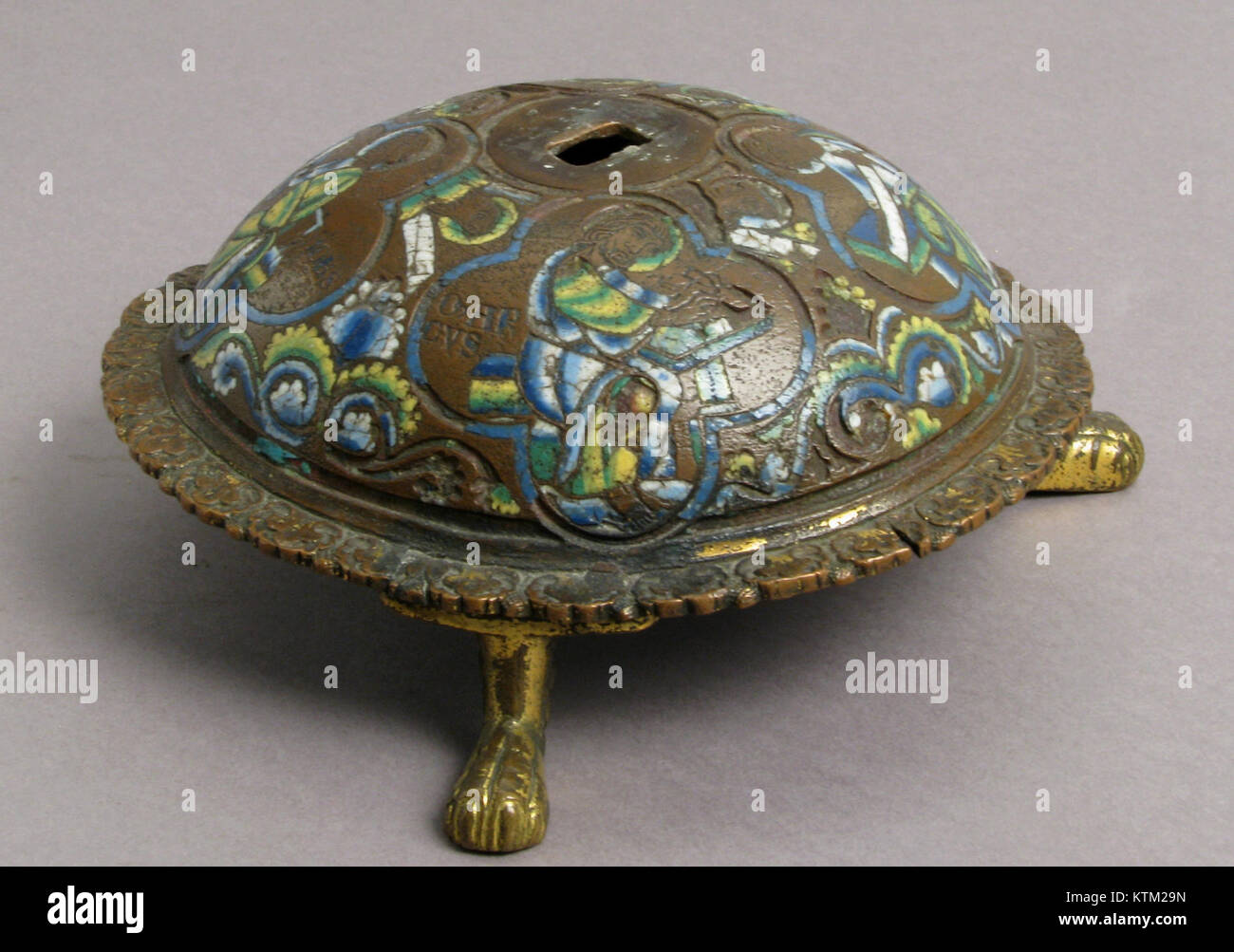 Questa storica croce d'altare, parte della collezione MET, presenta i quattro evangelisti e i loro simboli: Matteo (angelo), Marco (leone), Luca (bue) e Giovanni (aquila). La croce funge da manufatto religioso, rappresentando figure chiave nell'iconografia cristiana e il loro significato biblico. Foto Stock