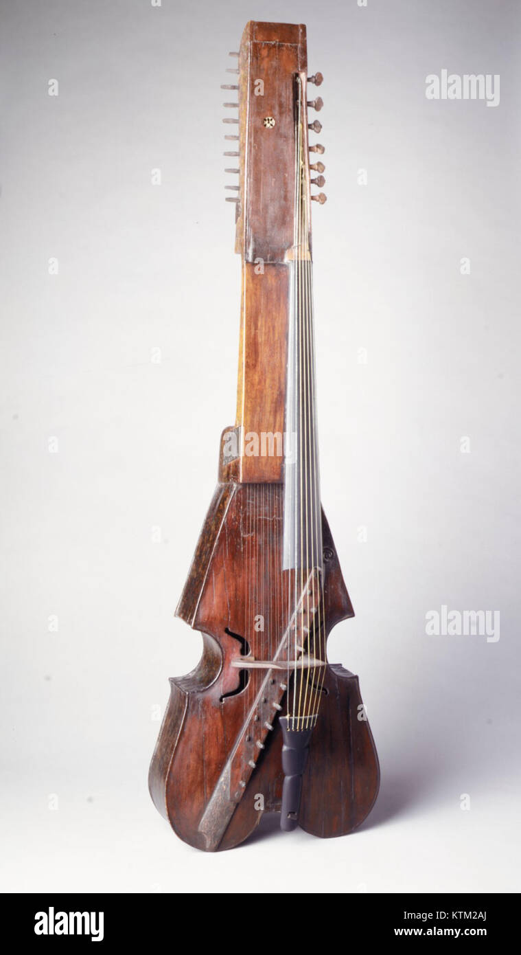 Il Baryton MET MI8 è un tipo di strumento musicale, in particolare una versione del baryton tradizionale. È usato nella musica classica e barocca ed è noto per il suo suono distintivo, che viene creato dalla presa delle corde. Foto Stock