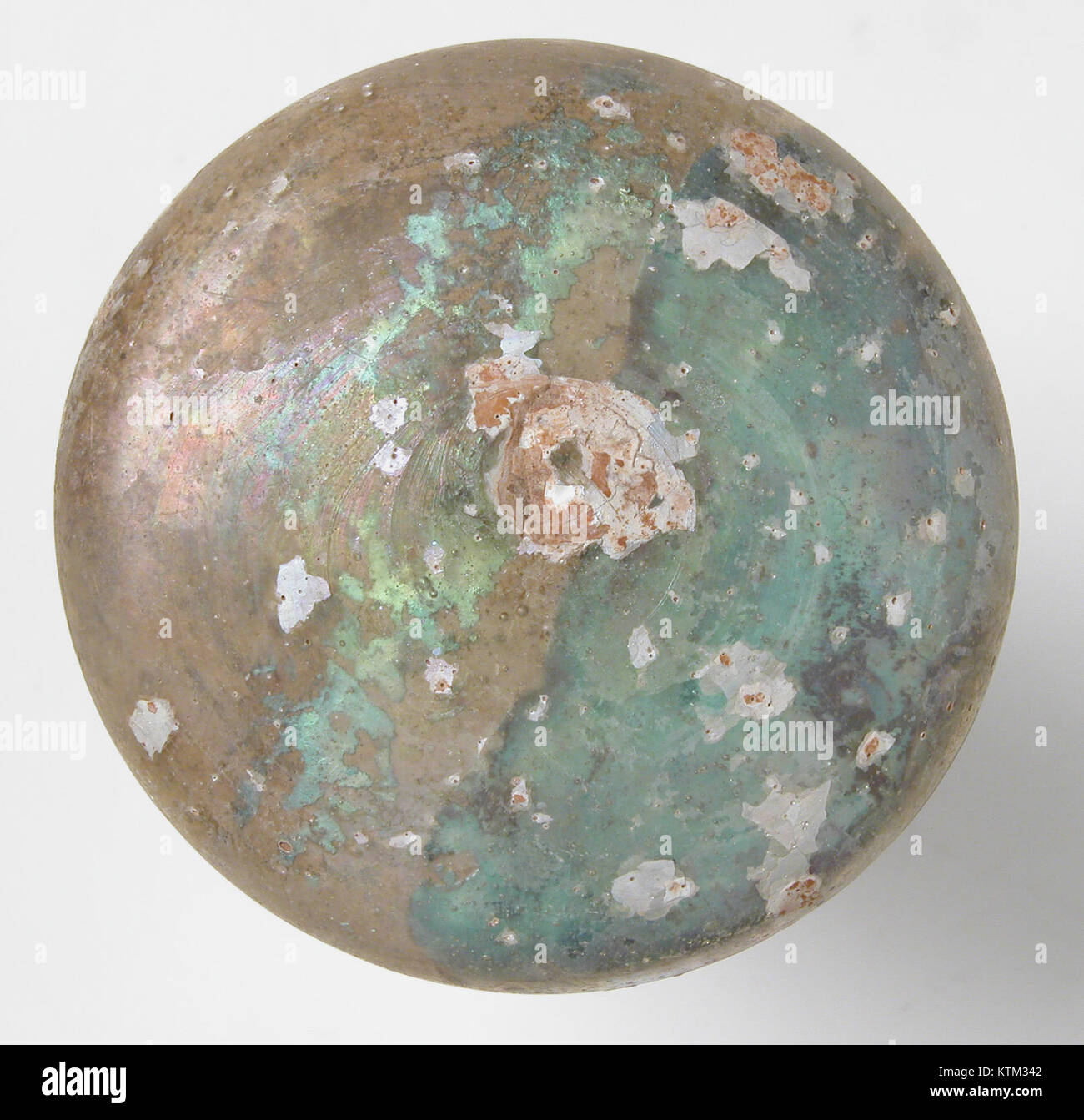 Questo becher in vetro franco delthâ secolo, noto come "becher di campana", misura 10,7 cm di altezza e 6,8 cm di diametro. Fu un dono di J. Pierpont Morgan nel 1917 ed è classificato come vascello di vetro nella collezione del Metropolitan Museum of Art. Foto Stock