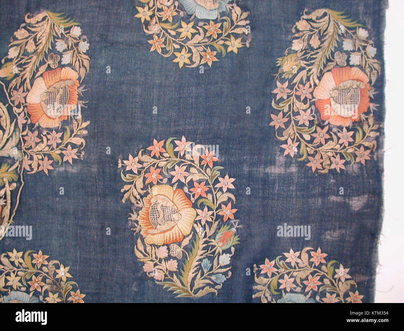 Questo grembiule di seta ricamato dal XVII al XVIII secolo, attribuito alla Turchia, misura 62,5 pollici di altezza e 42 pollici di larghezza. Impreziosito da fili avvolti in seta, oro e argento, fa parte della collezione del Metropolitan Museum of Art, numero di accesso 53.131.24. Foto Stock