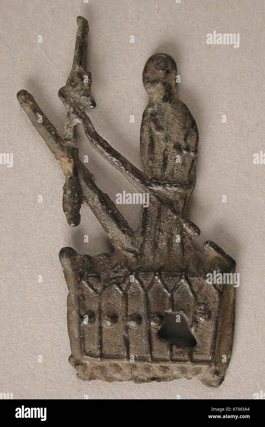 L'artefatto intitolato "Badge with Figure MET tr248 3 2002s147" è un distintivo con una figura, catalogata nella collezione del Metropolitan Museum of Art. Ulteriori dettagli sulla sua origine, il materiale e il significato culturale sono disponibili nei registri del museo. Foto Stock