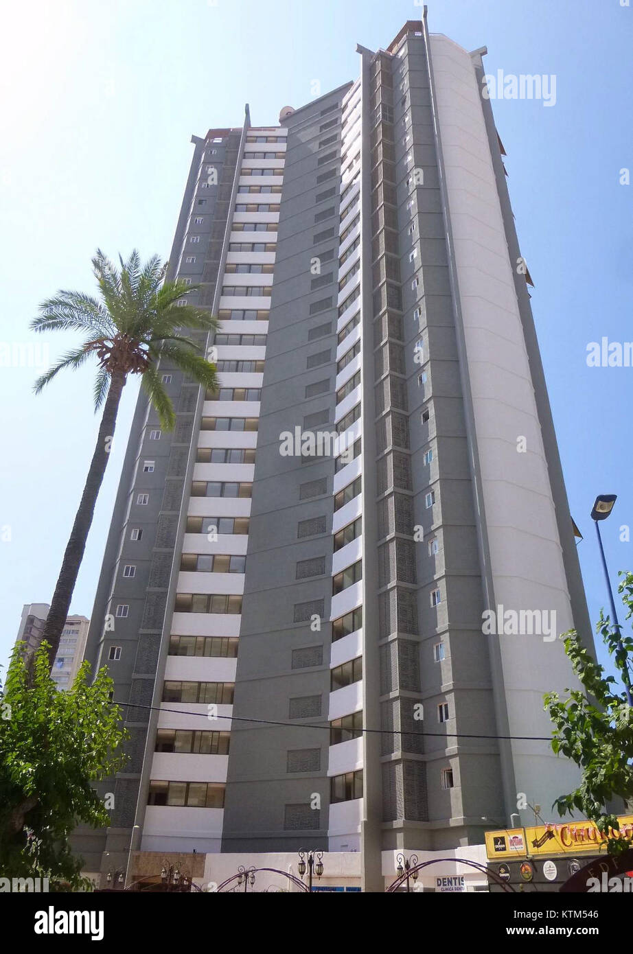 Edificio Torpa è un complesso di appartamenti situato a Benidorm, Spagna, a circa 1,4 km da Playa del mal Pas e a 1,6 km da Playa de Poniente. Offre servizi come l'accesso Wi-Fi a Internet gratuito, una piscina privata e la vicinanza ad attrazioni locali come zona 9 e l'Aiguera Park. Foto Stock