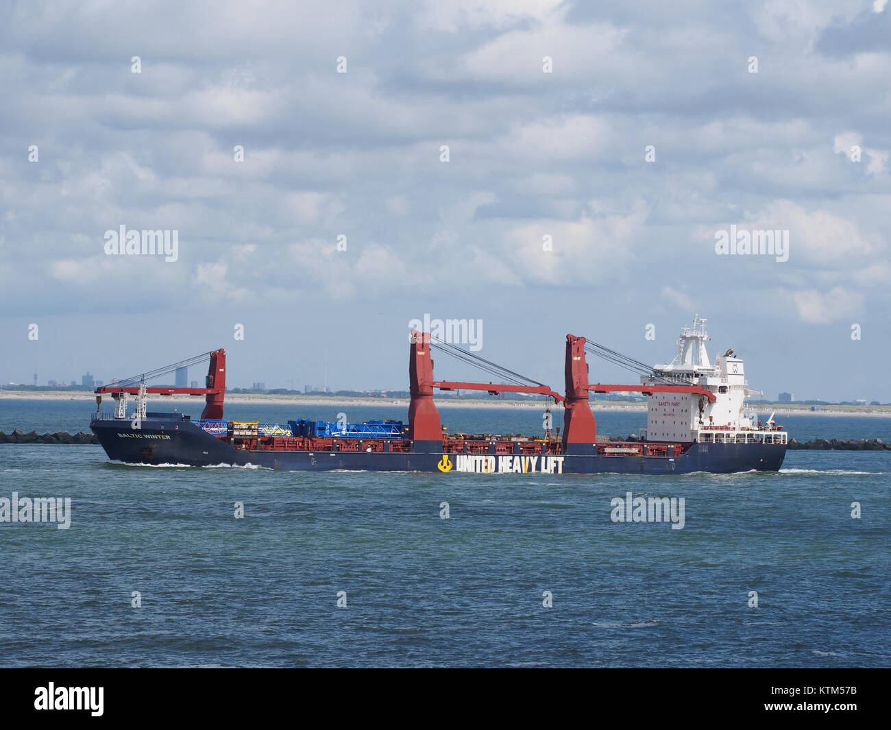 La Baltic Winter è una nave da carico costruita nel 2011, registrata ai sensi dell'IMO 9467134. Catturata qui al porto di Rotterdam, la nave fa parte del commercio marittimo globale, mostrando la portata e la funzionalità del moderno trasporto merci. Foto Stock