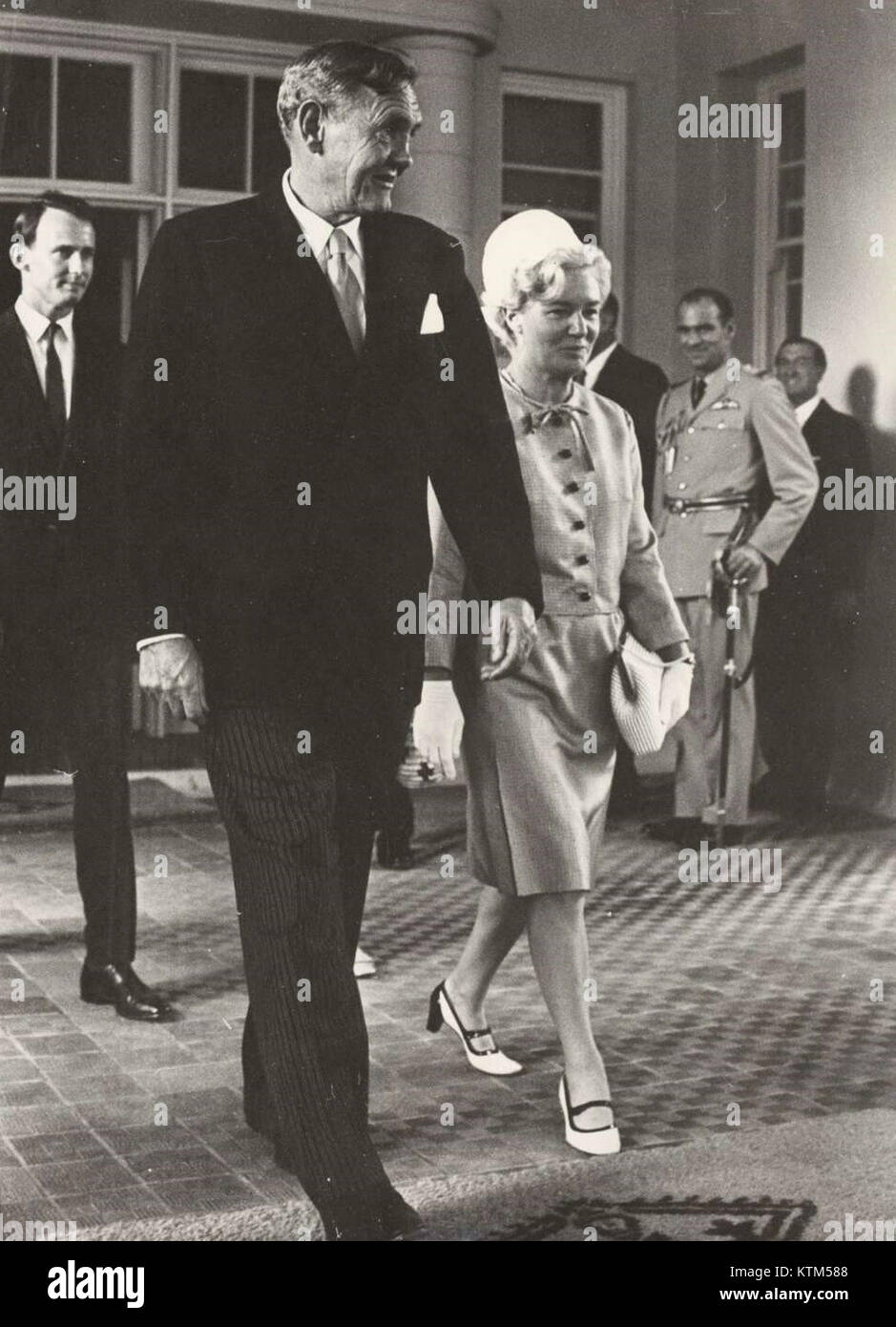 Una rappresentazione di Gorton nei primi anni '1950, che riflette il paesaggio britannico del dopoguerra, la vita sociale e gli sviluppi architettonici del tempo. Foto Stock