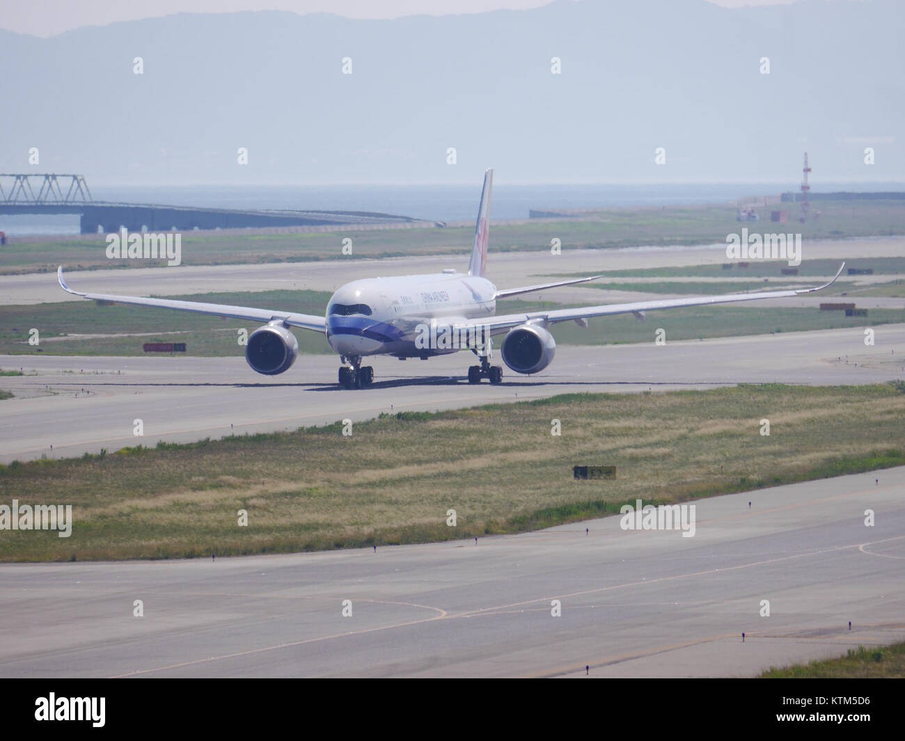 Questa fotografia mostra un treno a Kansai, Giappone, scattato il 24 agosto 2017. L'immagine cattura un treno moderno in un vivace centro di trasporti. Foto Stock