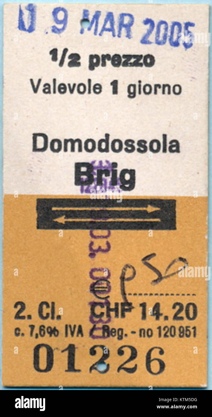 L'immagine cattura Domodossola, Italia, all'inizio del XX secolo, con un focus sul brigadiere dell'esercito italiano, illustrando la storica presenza militare nella regione durante il 1903. Foto Stock