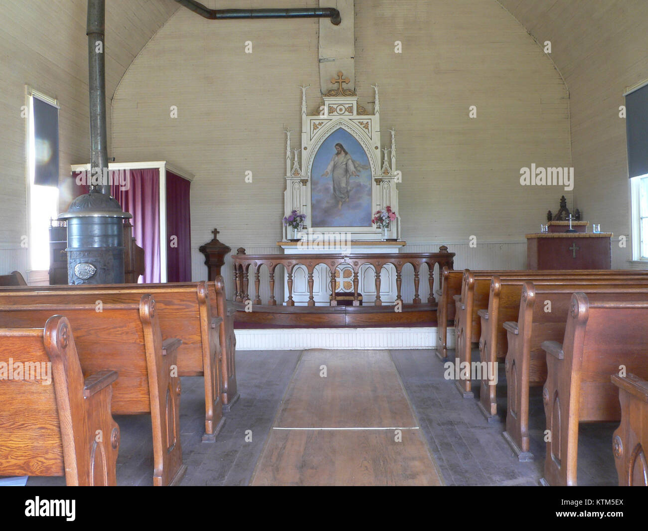 L'interno della chiesa luterana Aurland in Norvegia mostra il tradizionale design scandinavo con elementi semplici ma eleganti tipici delle chiese luterane. Foto Stock