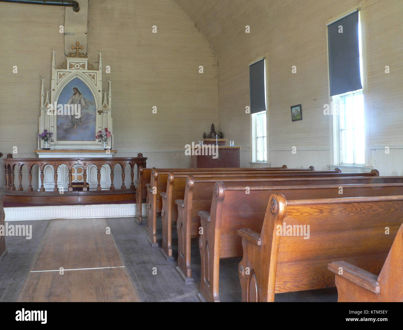 Una fotografia dell'interno della chiesa luterana Aurland in Norvegia, che mostra la sua architettura semplice ma suggestiva e l'atmosfera spirituale dello spazio. Foto Stock