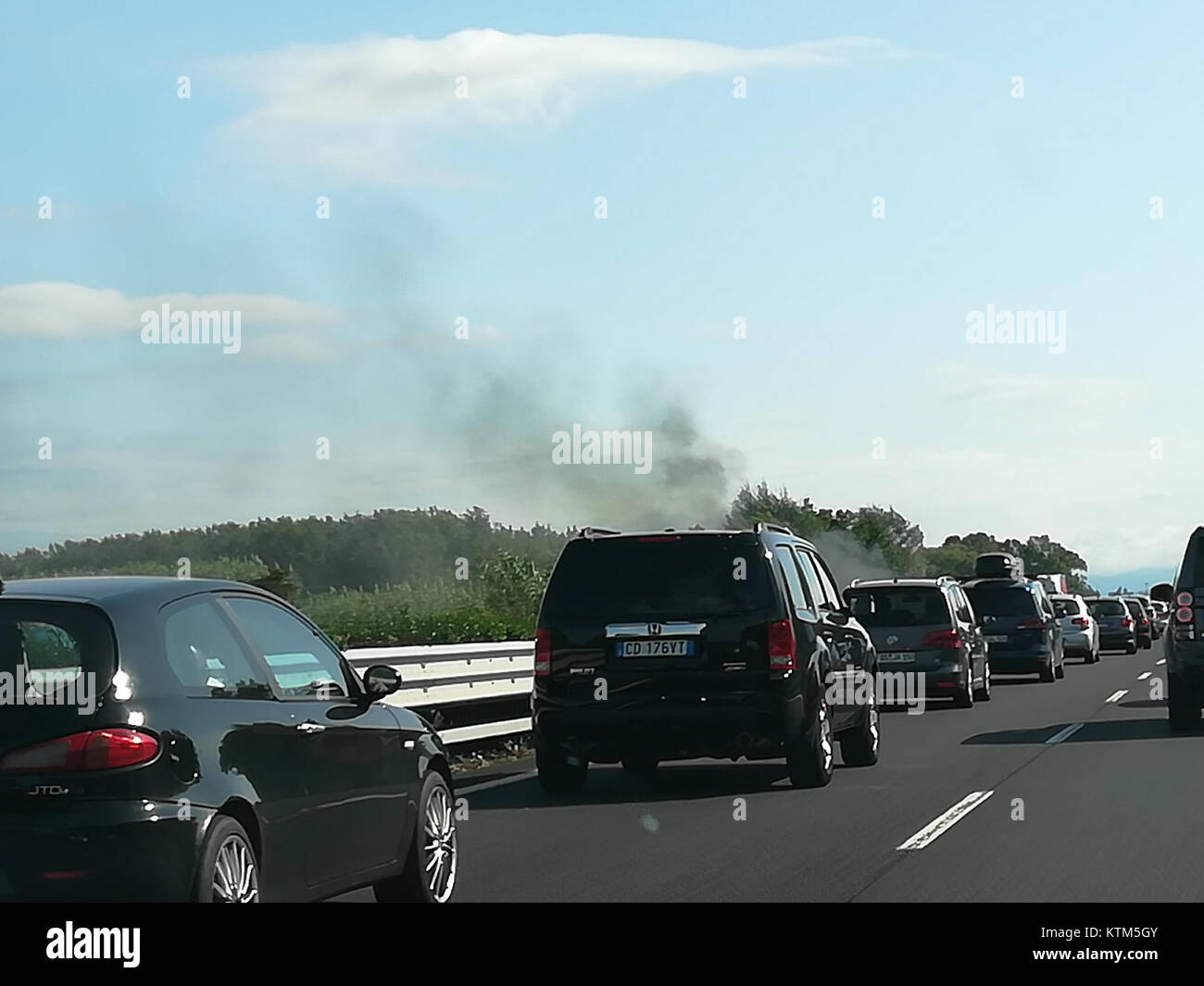Questa immagine mostra un incendio di un'auto lungo l'autostrada A4 nel 2017. La fotografia cattura il veicolo inondato di fiamme, evidenziando l'intensità dell'incendio e la risposta di emergenza coinvolta. Foto Stock