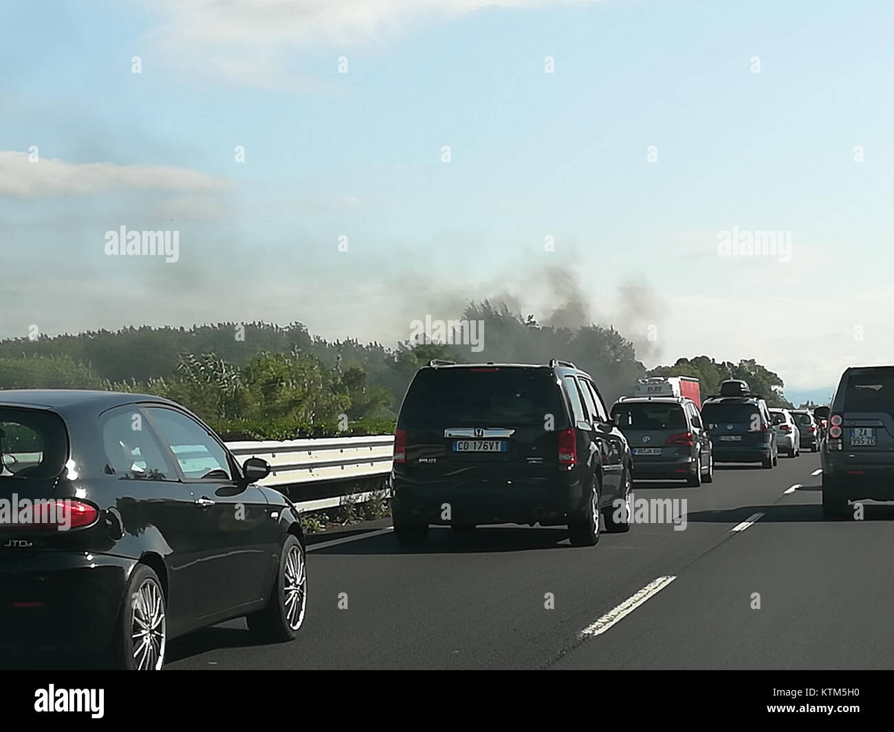 Questa immagine mostra un incendio di un'auto lungo l'autostrada A4 nel 2017. La foto cattura le intense fiamme che inondano il veicolo, evidenziando l'urgenza di una risposta di emergenza in tali situazioni. Foto Stock