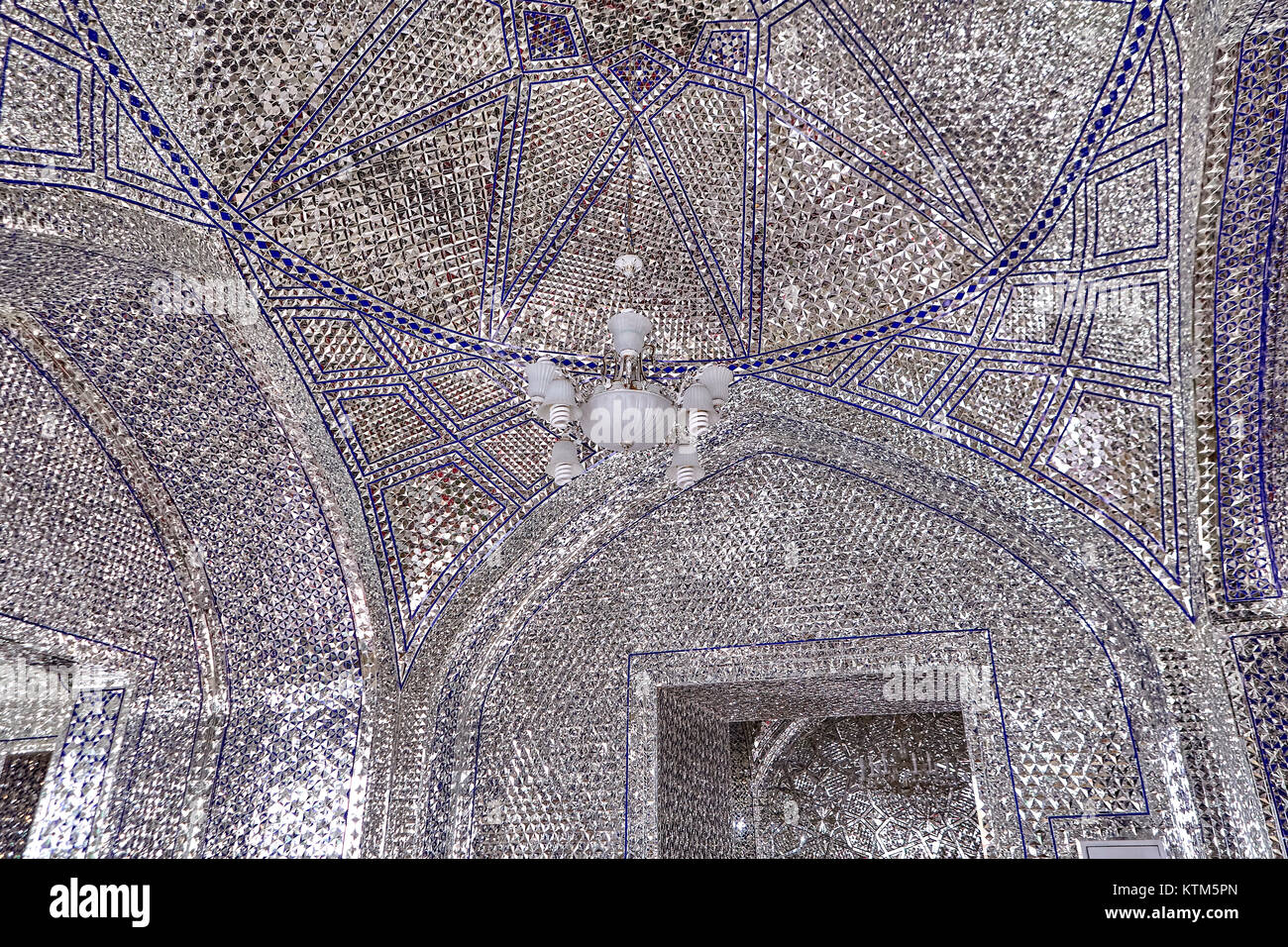 Yazd, Iran - 22 Aprile 2017: mosaico a specchio sul soffitto della sala di preghiera della moschea. Foto Stock