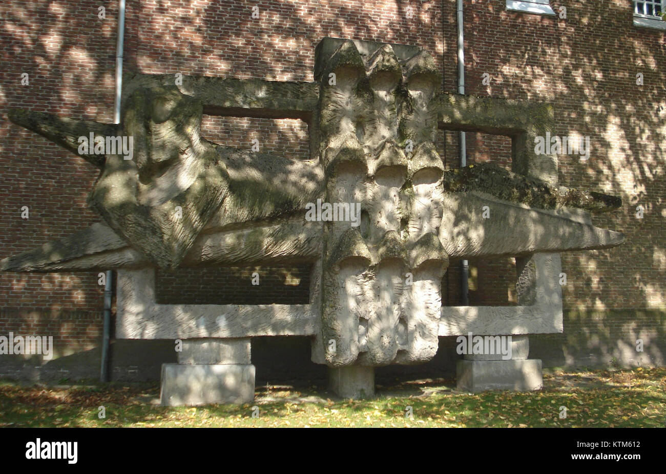Questa opera d'arte di Bergen op Zoom, raffigurante i santi martiri, funge da rappresentazione religiosa e artistica del sacrificio e della fede. È un esempio di come l'arte rifletta i temi religiosi e la storia culturale all'interno della regione. Foto Stock