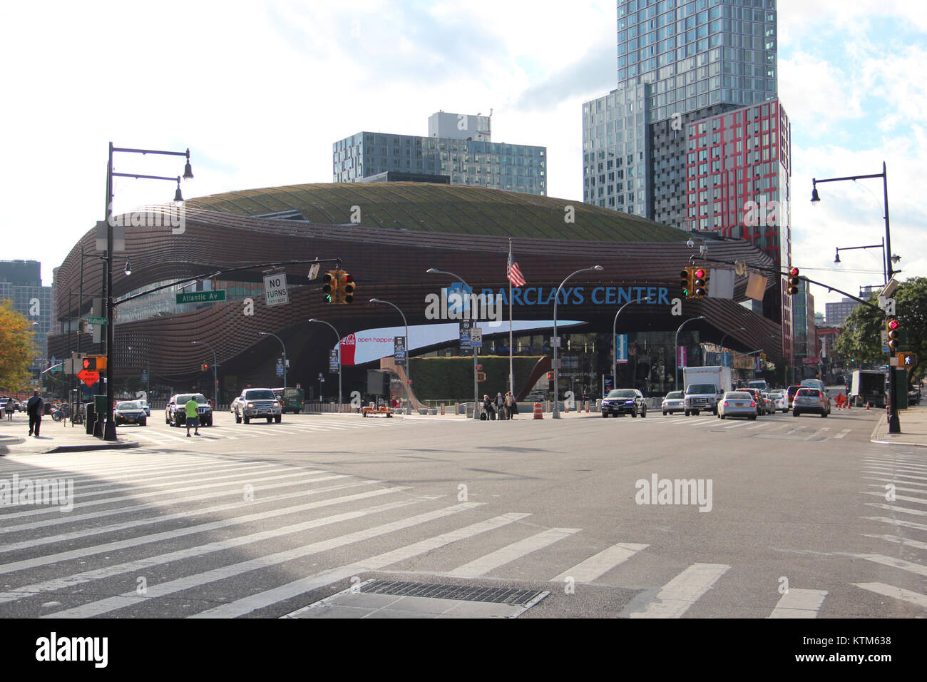 Il Barclays Center, situato a Brooklyn, New York, è un importante centro sportivo e di intrattenimento. Questa foto cattura l'arena nel settembre 2017, evidenziando il suo design architettonico moderno. Foto Stock