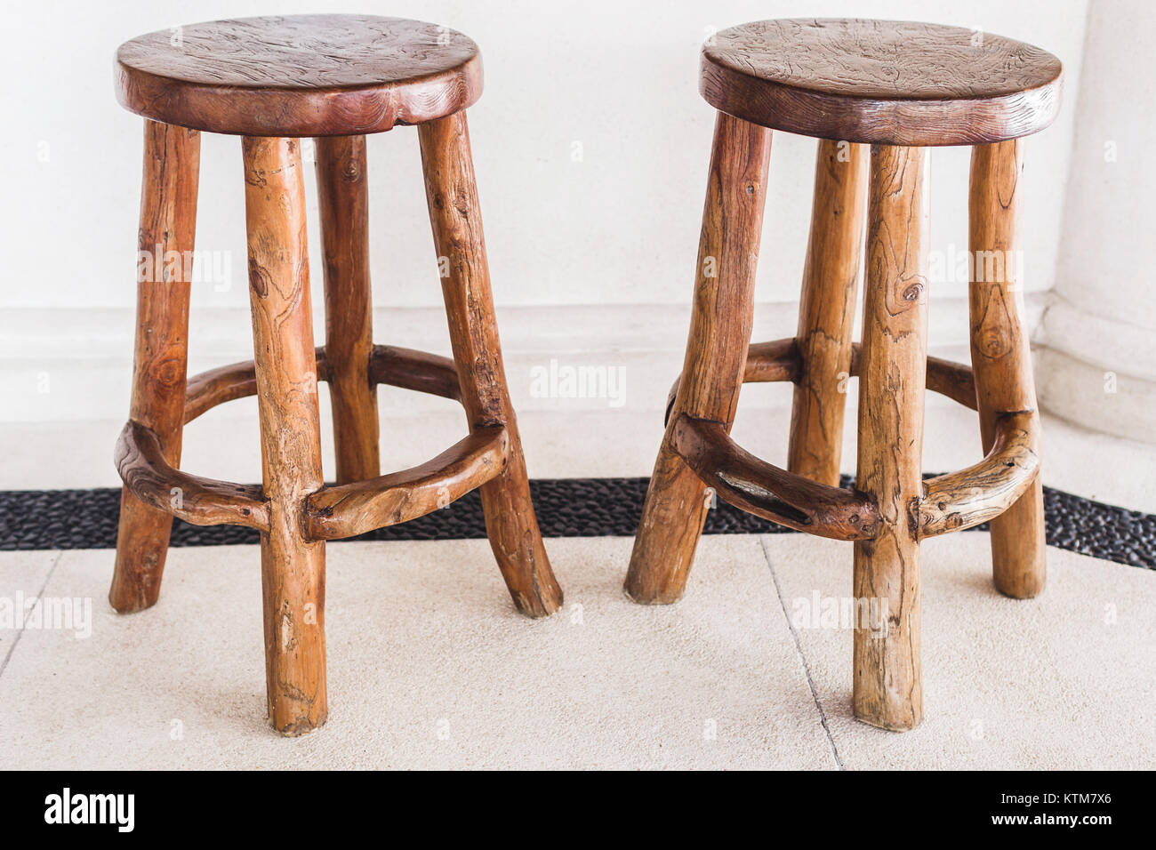 Vintage in legno fatti a mano gli sgabelli da bar sono allineati in  corrispondenza di un cafe' all'aperto su sfondo bianco Foto stock - Alamy