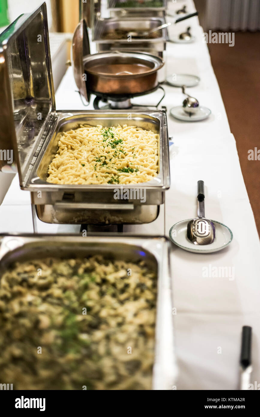 Parte il brunch con grande buffet di verdure a base di carne Foto Stock