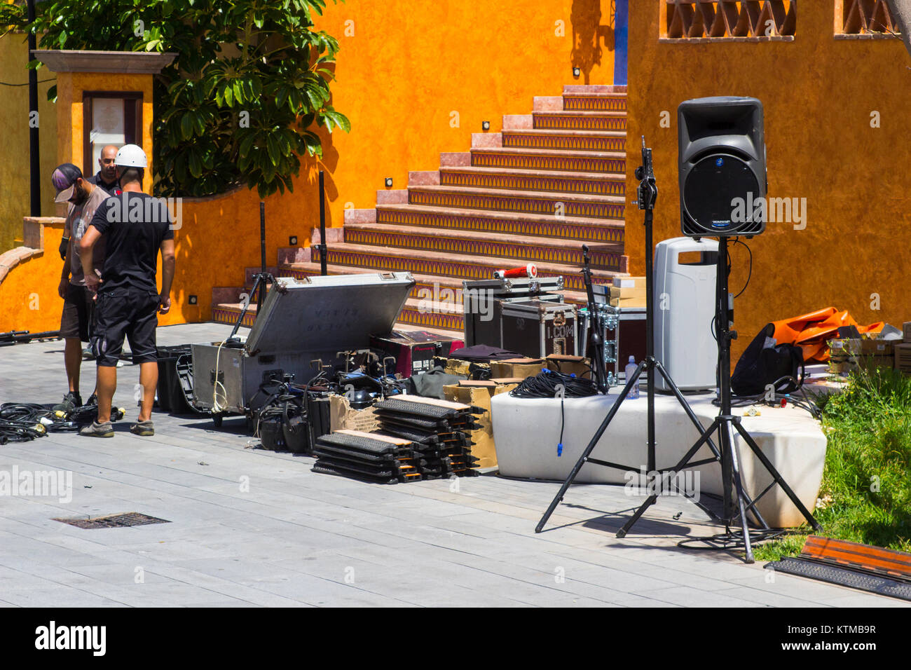Tecnici del suono la preparazione per un concerto di strada e di impostazione di un sistema di amplificazione in una strada a Playa de las Americas Tenerife Foto Stock