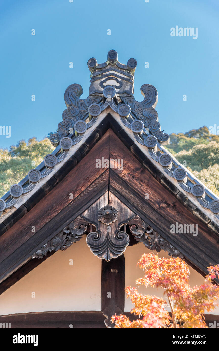 Stile Ayasuji shishiguchi e Gegyo (timpano in legno ciondolo) tradizionale giapponese ornamenti del tetto di Kakujudai Shuin edificio a Eikando Zenrin-ji Foto Stock
